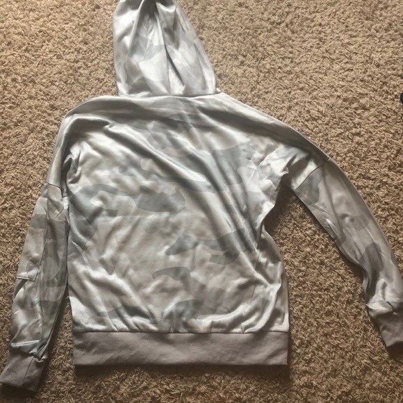 Light green cameo sweatshirt - Picture 2 of 2